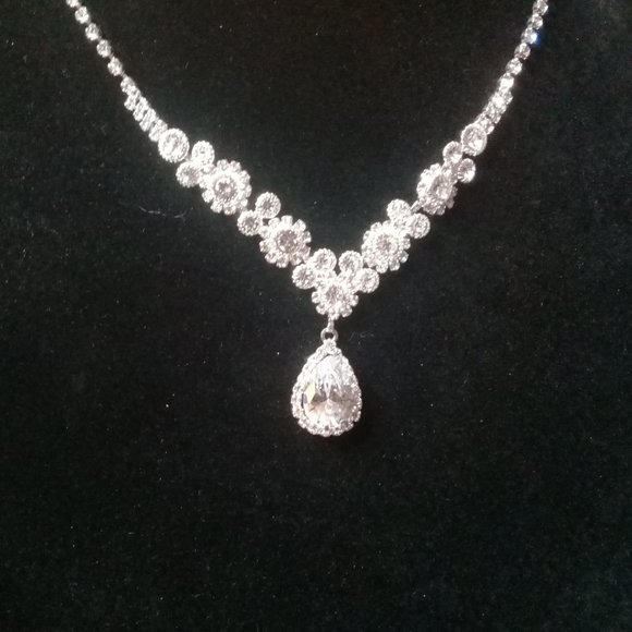 CZ crystal floral teardrop necklace - Picture 3 of 6